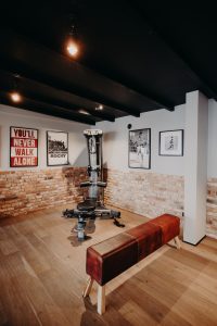 Foto von einer ledernen Sportbank und einem Kraftturm, die im Fitnessstudio eines Hotels in Heringsdorf auf Usedom stehen