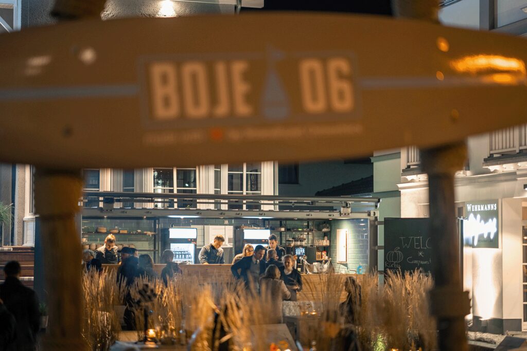 Abendstimmung mit Gästen vor einem Foodcontainer eines Hotels in Heringsdorf